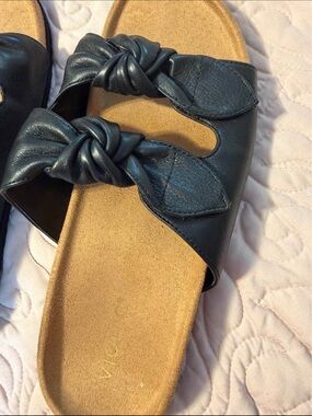 Vionic Black Knotted Leather Slide Sandals